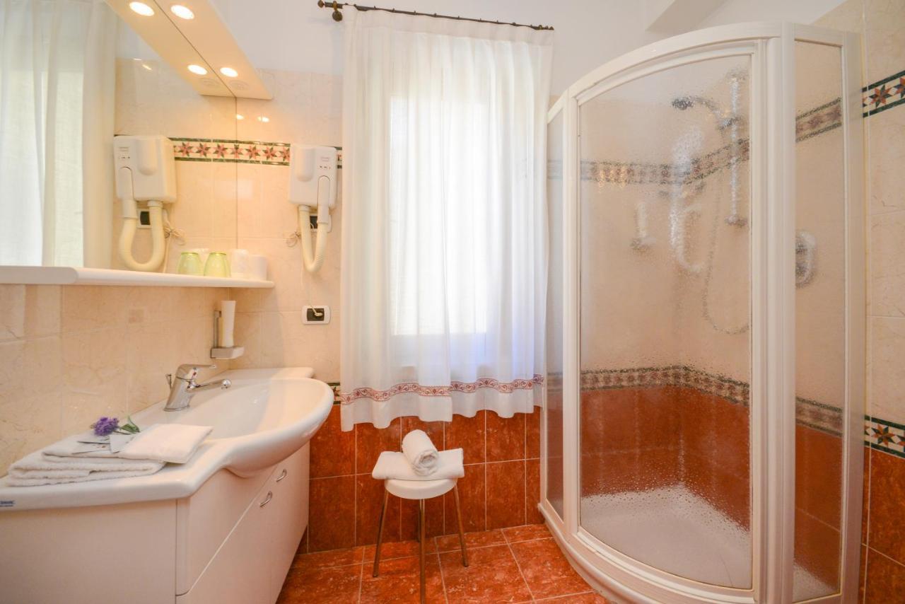 Hotel Corona بينْسولُ المظهر الخارجي الصورة