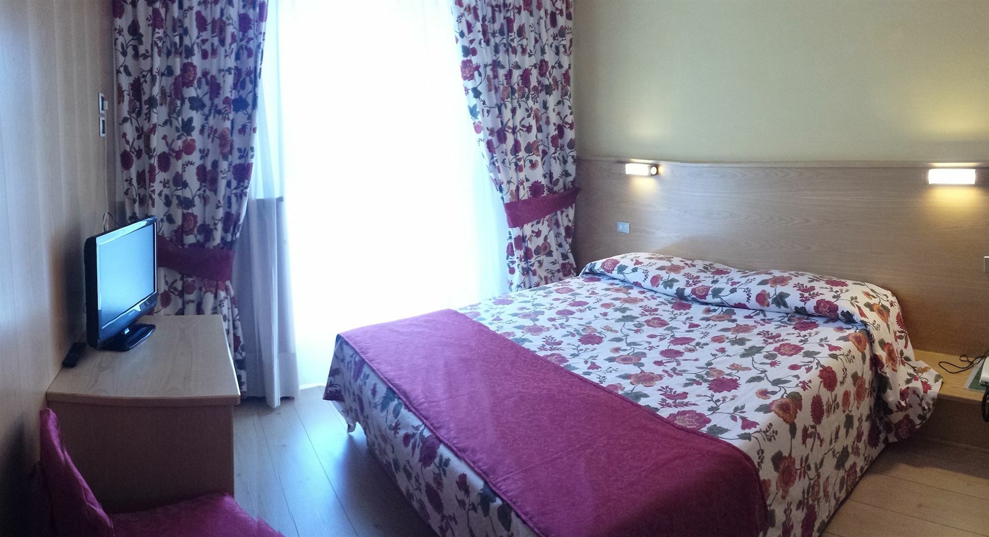 Hotel Corona بينْسولُ المظهر الخارجي الصورة