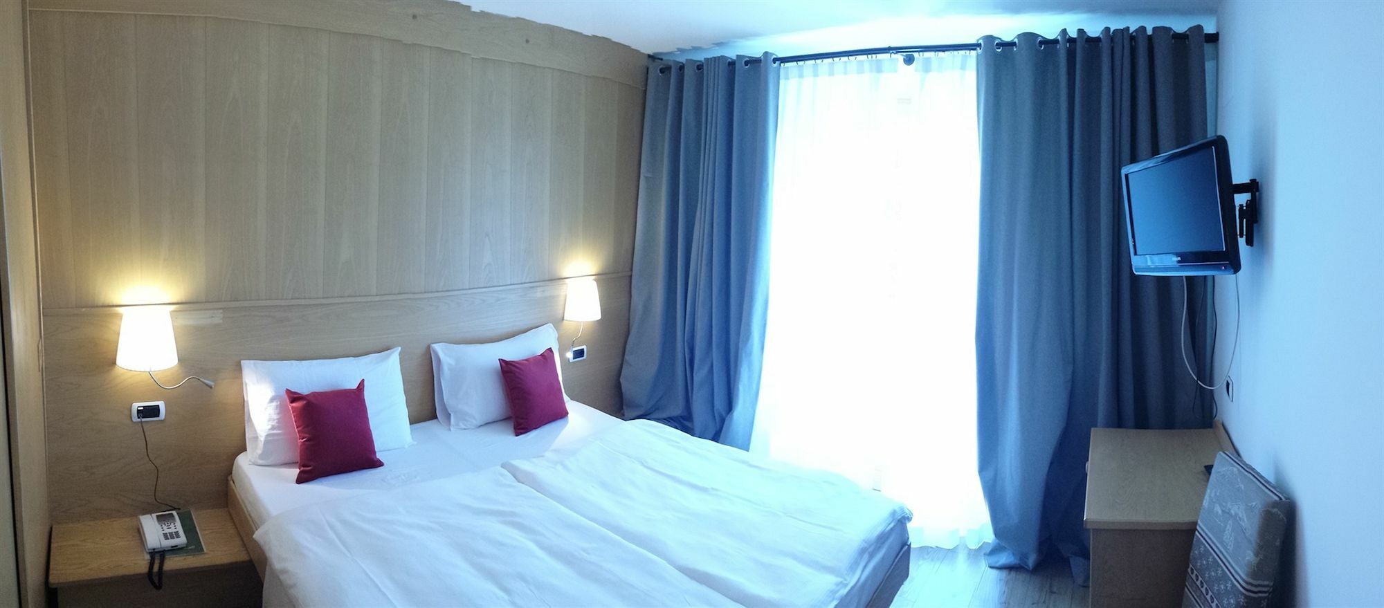 Hotel Corona بينْسولُ المظهر الخارجي الصورة