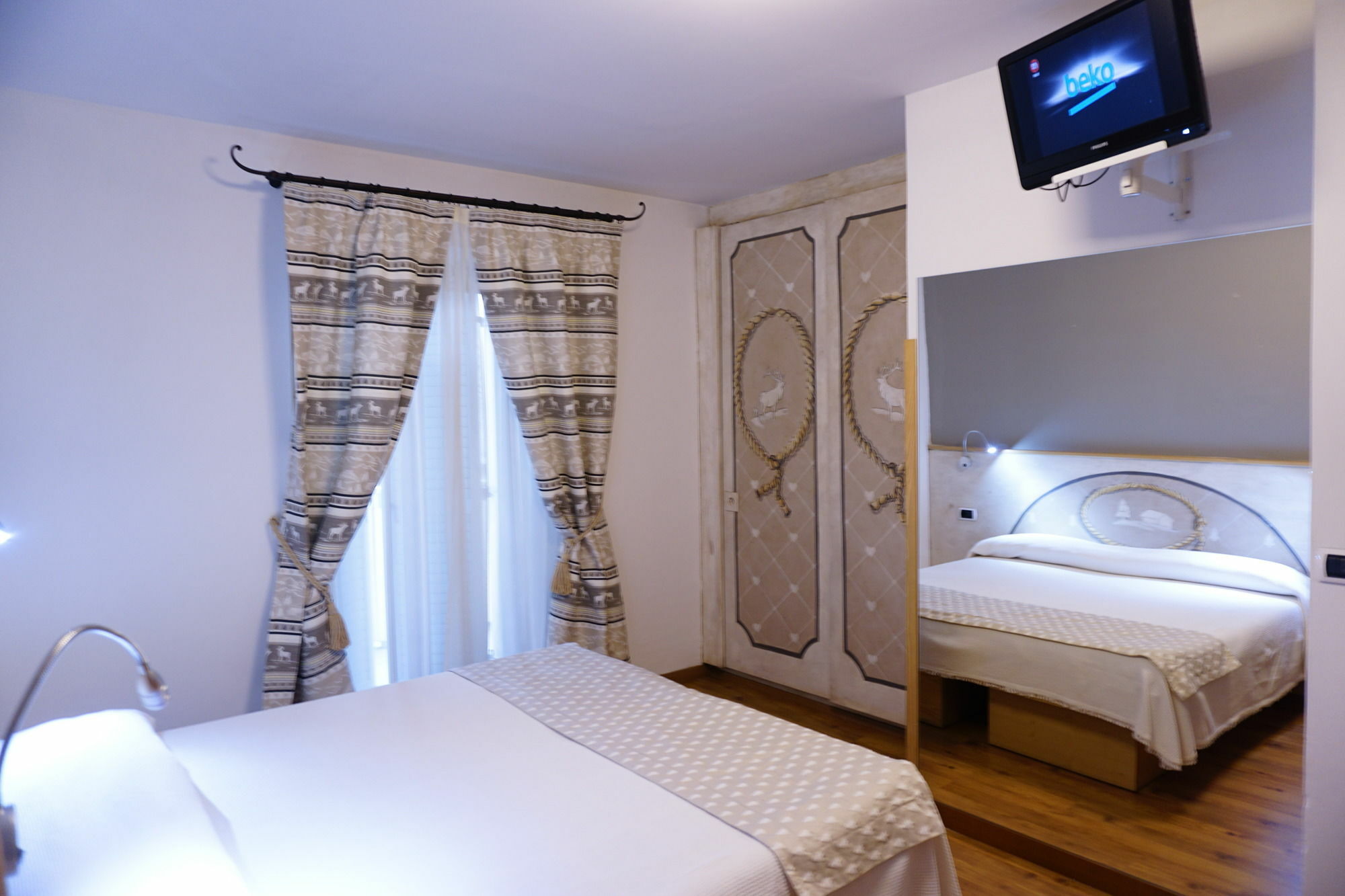 Hotel Corona بينْسولُ المظهر الخارجي الصورة